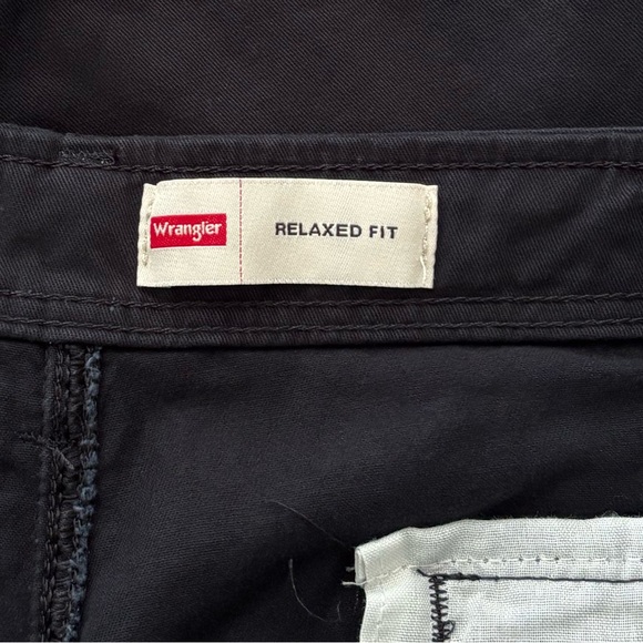 Wrangler • Premium Relaxed Fit Flex Black Cargo Pants, Men's Size 42 x 30 - Picture 10 of 16